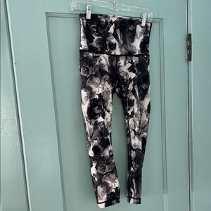LULULEMON Black and White Floral Leggings